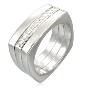 Oceľová obrúčka, zdobená ozdobným výbrusom a bielymi kameňmi